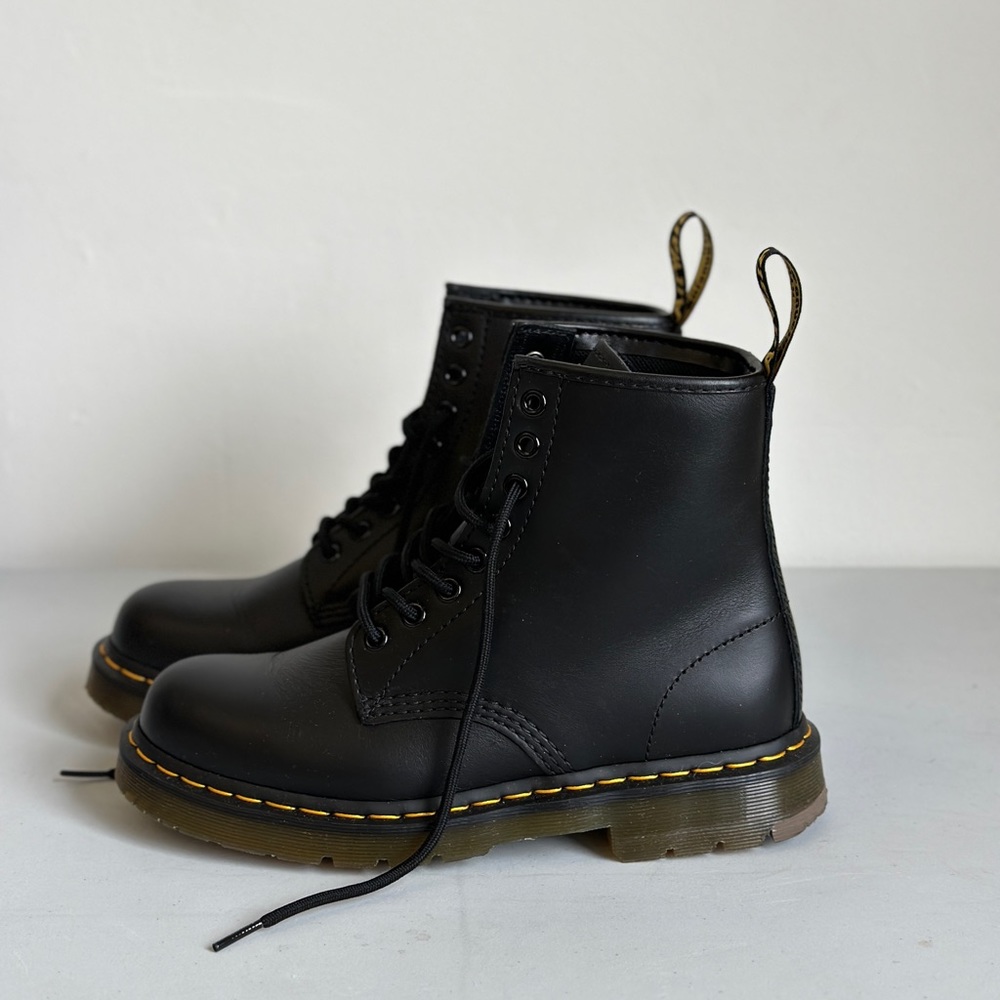 Dr. Marten Boots LIKE NEW 1460 Slip Resistant Men’s size 8 / Women’s size 9